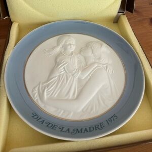 Lladro "Dia De La Madre 1975” Mother's Day Decorative Plate